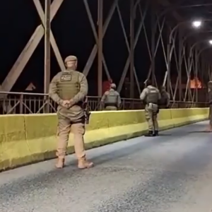 Policiais militares salvam mulher que ameaçava pular de ponte; veja vídeo