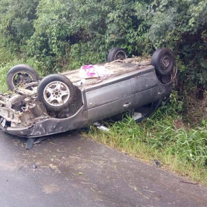 Mulher é hospitalizada após capotamento de veículo na SC-114