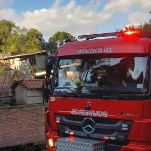 Fogo atinge telhado de casa e é controlado por vizinhos