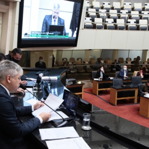 Comissão aprova impeachment de governador Moisés e isenta vice