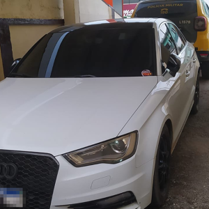 Garota de 14 anos é flagrada dirigindo carro de luxo