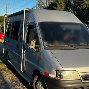 Casal fica ferido após ser atropelado por van no interior