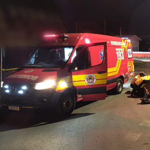 Ciclista é hospitalizado após ser atropelado por carro