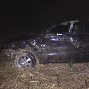 Carro vai parar em lavoura após saída de pista