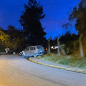 Motorista embriagado dirige na contramão, causa acidente e foge do local