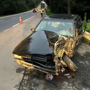 Mulher e criança ficam feridas em batida entre carro e caminhão