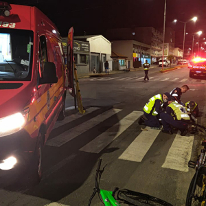 Motorista sem habilitação atropela dois ciclistas que estavam na contramão