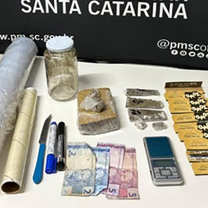 Fuga entre Mafra e Rio Negro termina com motociclista preso por tráfico de drogas