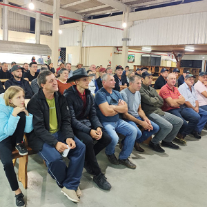 Evento reúne produtores para troca de experiências e apresentação de tratores da Mahindra