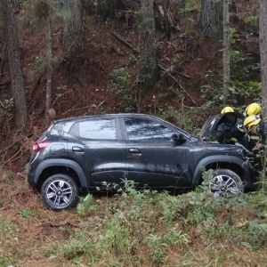 Mãe e filho são socorridos após saída de pista na BR-280