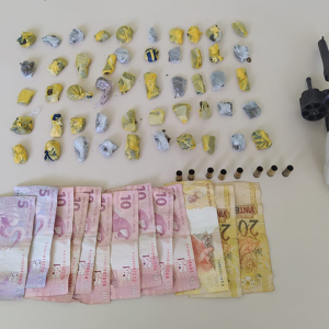 Menor é apreendido com arma e drogas em Rio Negro