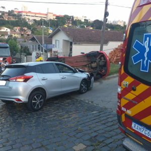 Carro tomba após se envolver em acidente em Mafra