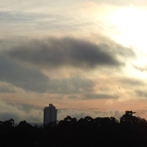 Semana começa com calor e risco de temporal na região