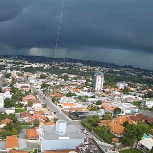 Semana começa com alerta da Defesa Civil para temporais; veja o que esperar
