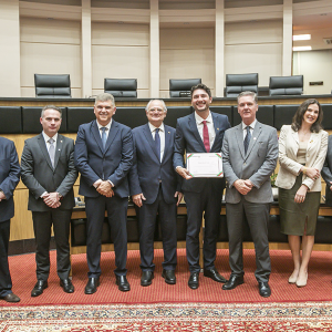 Médico de Mafra é homenageado na Assembleia Legislativa de Santa Catarina