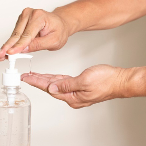 Forças Armadas ampliam produção de álcool em gel e cloroquina