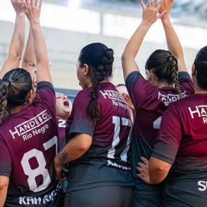 Time de handebol transforma a quadra em espaço de união entre mulheres