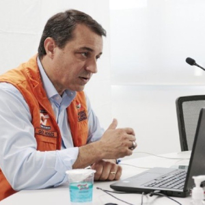 Governador responde deputados
