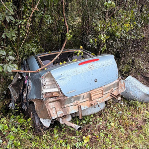 Batida faz carro sair da pista na BR-280