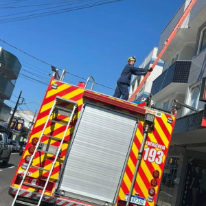 Idoso fica preso em terraço de prédio e é resgatado pelos bombeiros