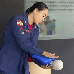 “Operação Maternar”: Corpo de Bombeiros orienta famílias sobre primeiros socorros para bebês e crianças