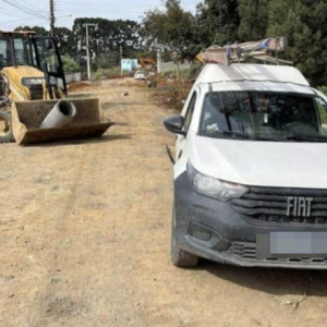 Retroescavadeira “fecha” pick-up e provoca acidente em Mafra