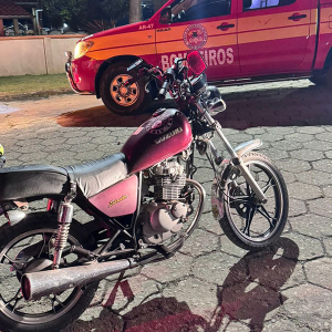 Acidente entre carro e moto deixa mulher ferida em Mafra