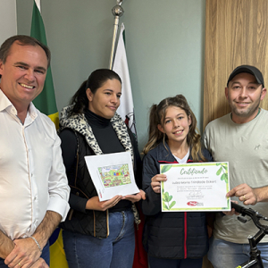 Concurso da Seluma premia alunas e define nova arte para caminhão da coleta de lixo