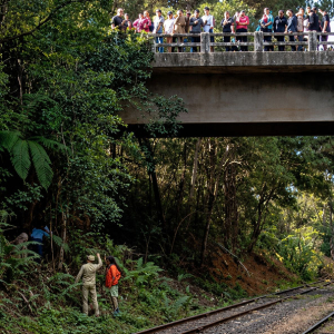 Homem é socorrido após rolar barranco próximo à viaduto
