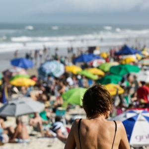 Endosso a desobediência e agressão na beira da praia