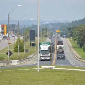 Fluxo de veículos na BR-116 chega a 227 mil durante feriado de Corpus Christi