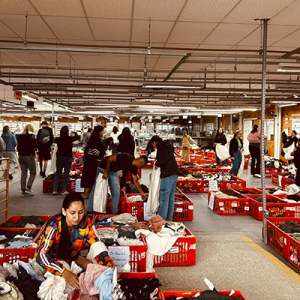 Mega Bazar de fábrica reúne roupas novas a partir de R$ 15 neste sábado 