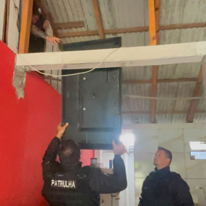 TV furtada em creche é encontrada em sótão e homem é preso por receptação