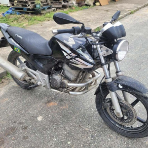 Flagrado “dando grau”, motociclista abandona moto para fugir da polícia
