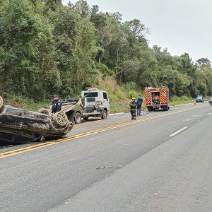 Capotamento na BR-280 deixa motorista ferido