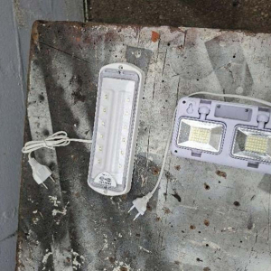 Homem é preso furtando lâmpadas de emergência de barracão