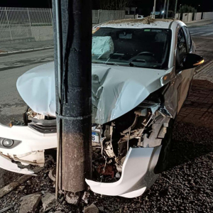 Motorista abandona carro após bater em poste durante a madrugada