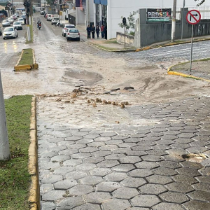 Rompimento de adutora mobiliza equipes da Casan em Mafra