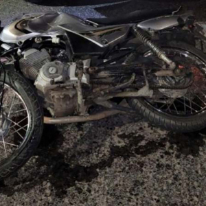 Motociclista sofre fratura exposta após acidente em rotatória
