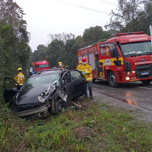 Acidente entre três veículos deixa duas pessoas feridas na BR-280