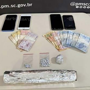 Mais de 40 pedras de crack são apreendidas com dois menores