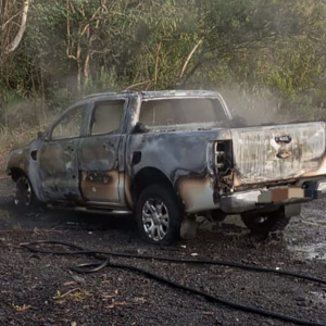 Caminhonete é destruída por incêndio na BR-280