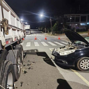 Motorista bate em carreta estacionada e adolescente fica ferida