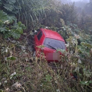 Motorista perde controle de direção e veículo cai em matagal