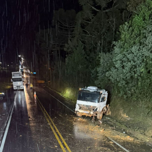 Motorista é ejetado da cabine em batida de caminhão contra barranco na BR-280