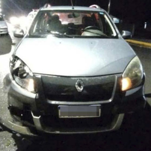 Mulher é presa por embriaguez ao volante após bater em veículo estacionado