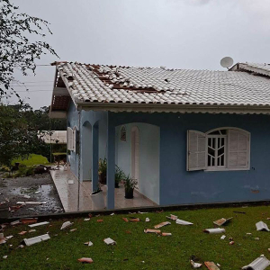 Temporal com granizo causa destruição e deixa 6 mil consumidores sem energia na região