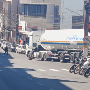 Carreta entra na contramão e chama a atenção no Centro de Mafra