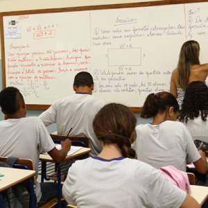 Projeto que amplia penas para crimes contra professores e médicos é aprovado no Senado 