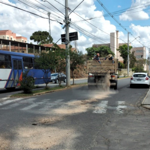 Caminhão provoca vazamento de óleo diesel em avenidas de Mafra